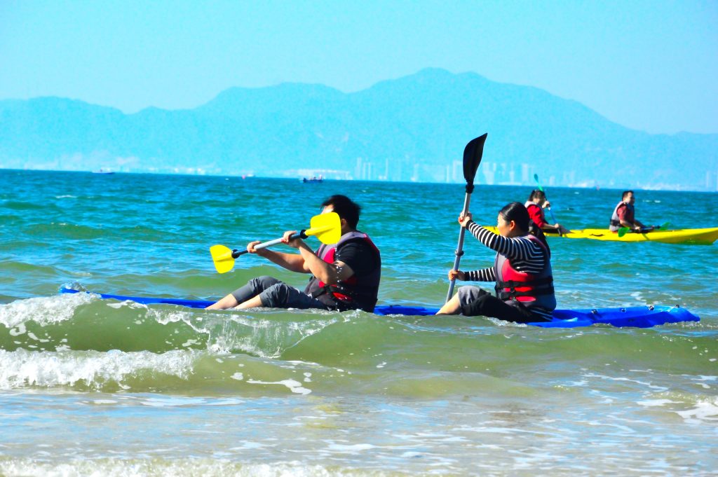 Phantrue employees kayaking together at Huizhou Beach during 2025 team building