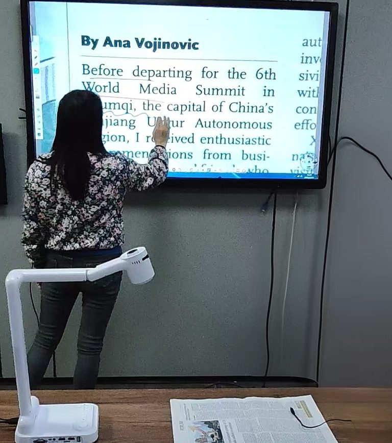 Document camera FT-F705 working with an all-in-one classroom display to show clear printed text